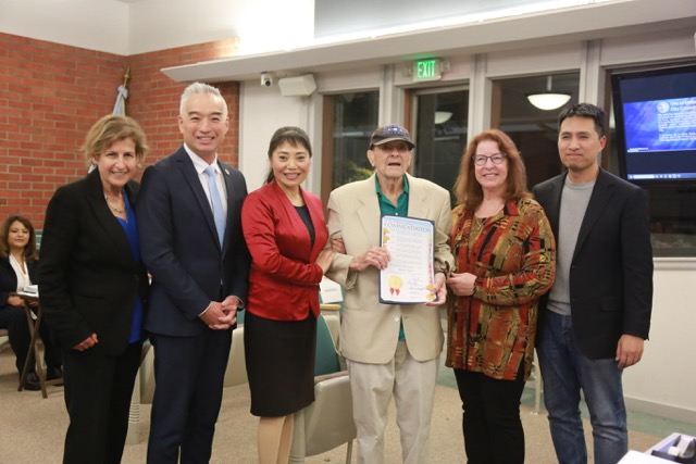 密爾布瑞表彰95歲韓戰老兵 致敬無私奉獻