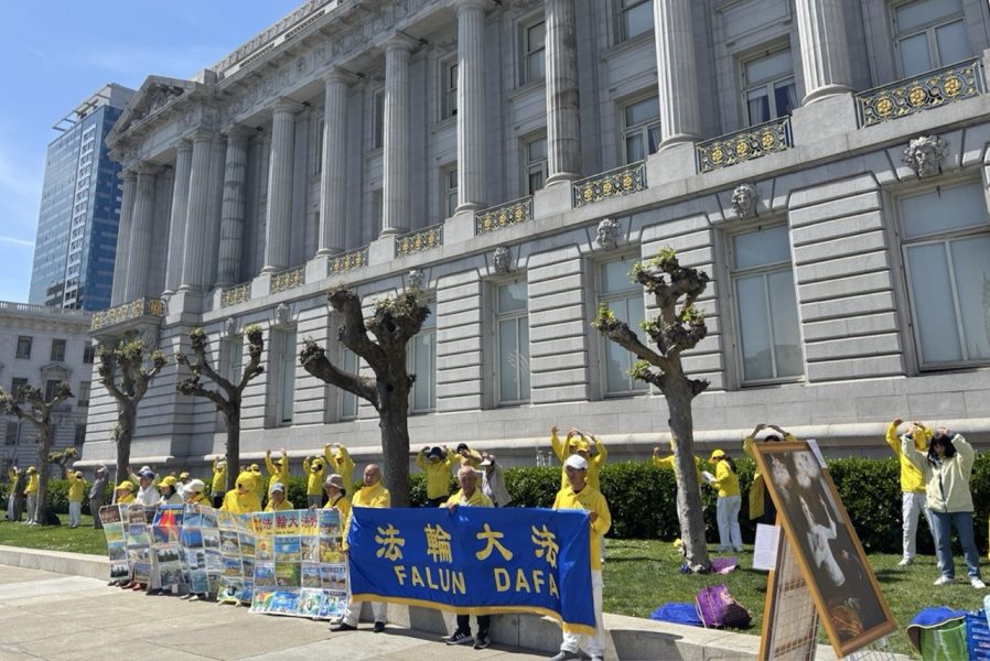 紀念4·25和平上訪26周年 舊金山舉辦法輪功真相圖片展