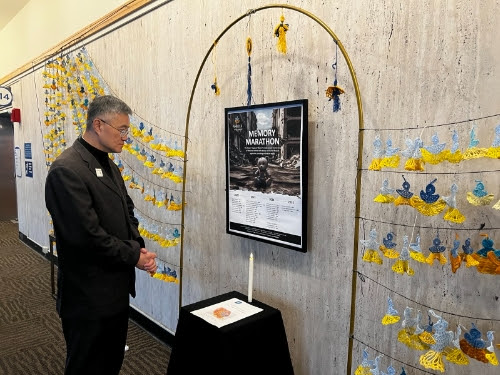 「烏克蘭天使」紀念展在聖縣政府中心展出 悼念戰亡兒童