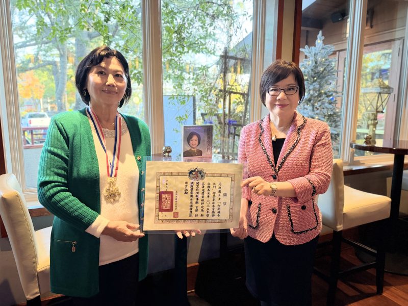董繼玲傳記《打開機會之門》  獲2025僑聯總會新聞報導獎第一名