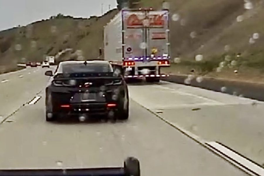 車牌瞬間黑屏 時速破百 加州巡警追緝Camaro跑車
