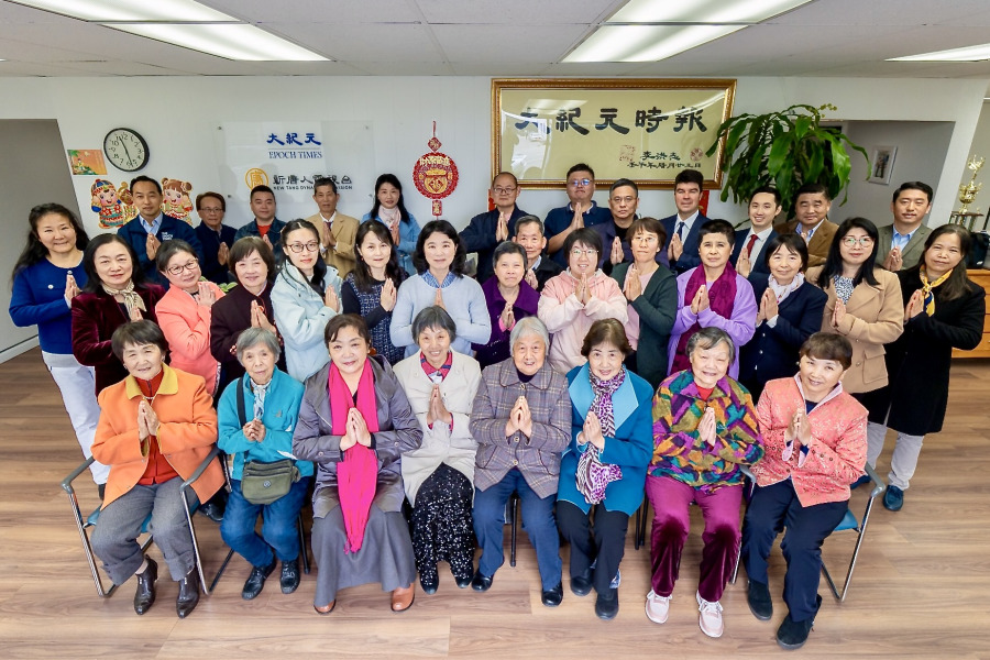 大紀元新唐人舊金山分部員工 恭祝李洪志師父過年好