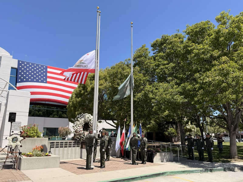 和平警官紀念日 聖縣鳴鐘42響悼念殉職警員